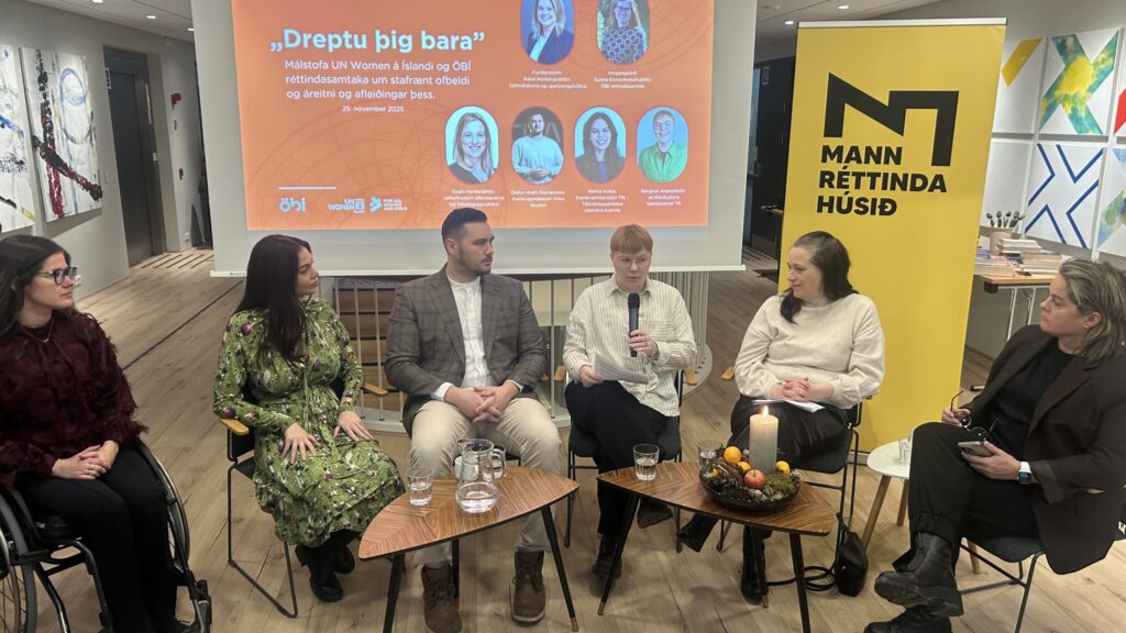 Sex manns sitja í pallborði í Mannréttindahúsinu, ein þeirra í hjólastól. Fyrir aftan þau er appelsínugulur skjár með yfirskriftinni „Dreptu þig bara“ um stafrænt ofbeldi og gulur standi með merki Mannréttindahússins. Á litlum borðum fyrir framan eru vatnsglös og kertaskreyting.