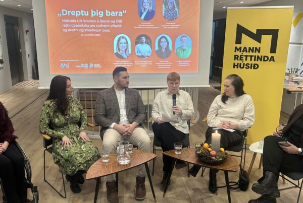 Sex manns sitja í pallborði í Mannréttindahúsinu, ein þeirra í hjólastól. Fyrir aftan þau er appelsínugulur skjár með yfirskriftinni „Dreptu þig bara“ um stafrænt ofbeldi og gulur standi með merki Mannréttindahússins. Á litlum borðum fyrir framan eru vatnsglös og kertaskreyting.